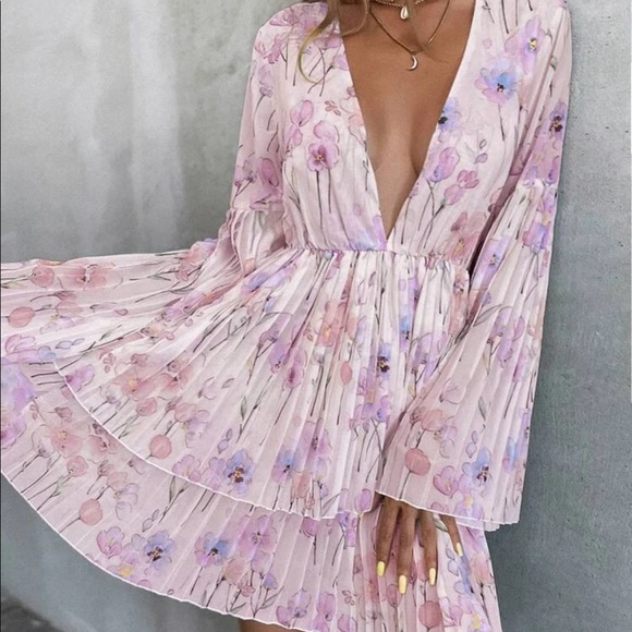 Pink deep v floral dress - Picture 3 of 4